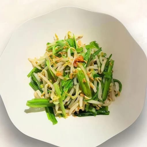 Stir-Fried Green Dragon Leaves With Bean Sprouts 青龙菜炒豆芽